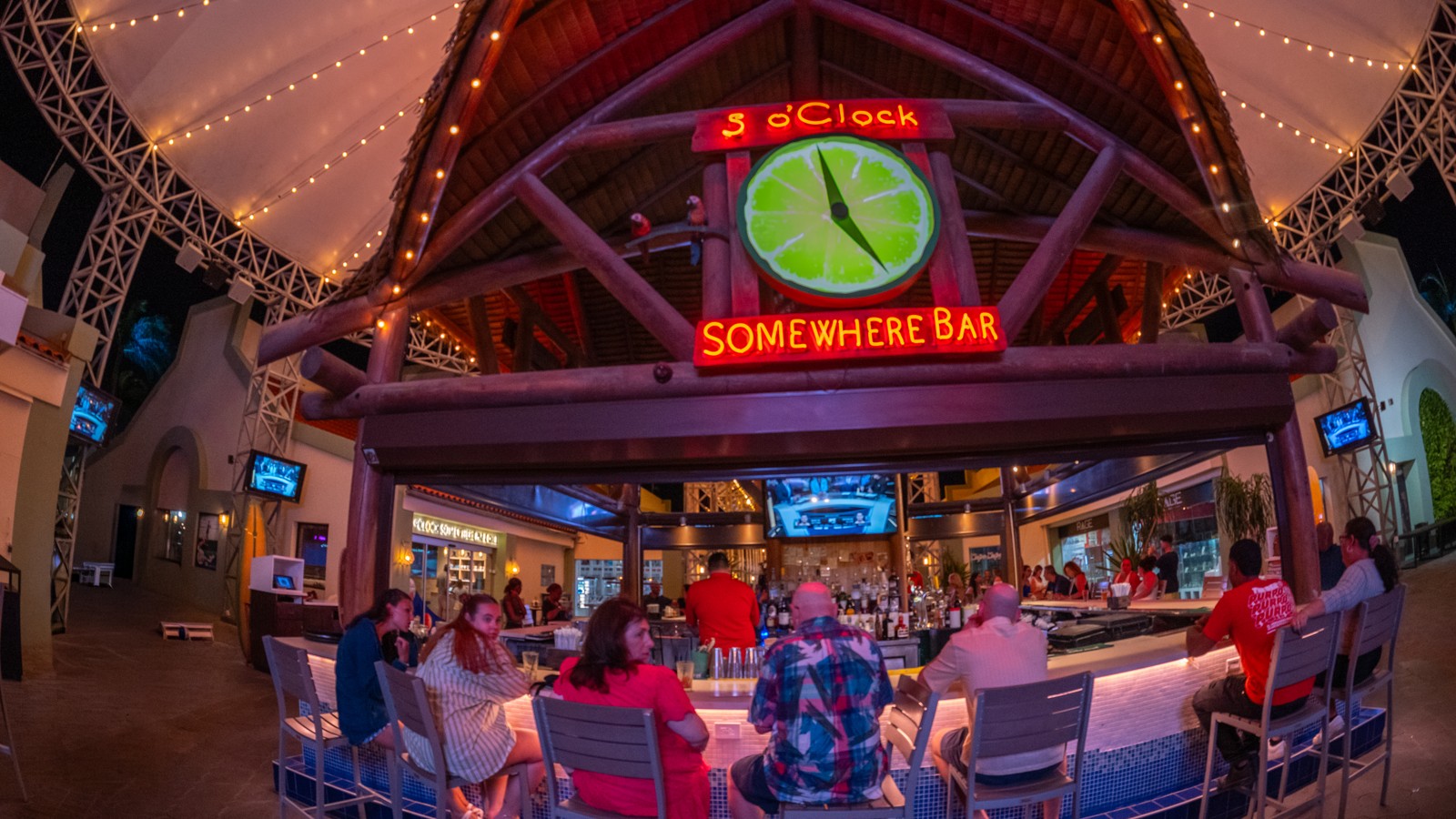 5 O’Clock Somewhere Bar & Grill Aruba - Image 3