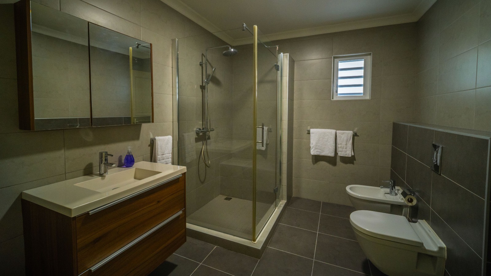 05. Bathrooms - Image 4