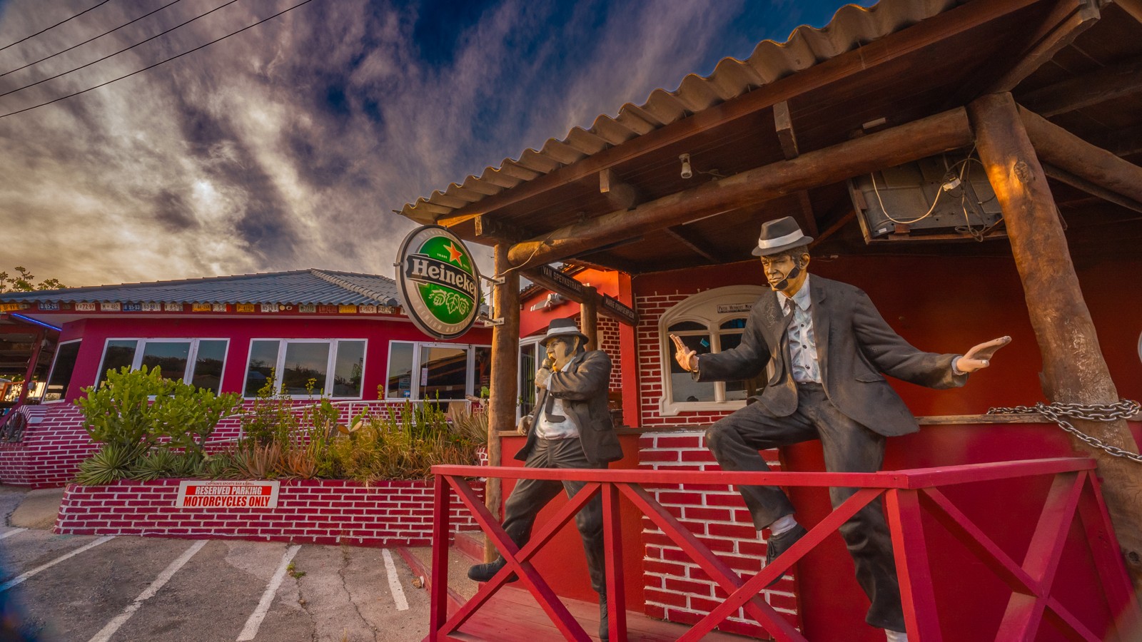 Captain's Sports Bar & Grill