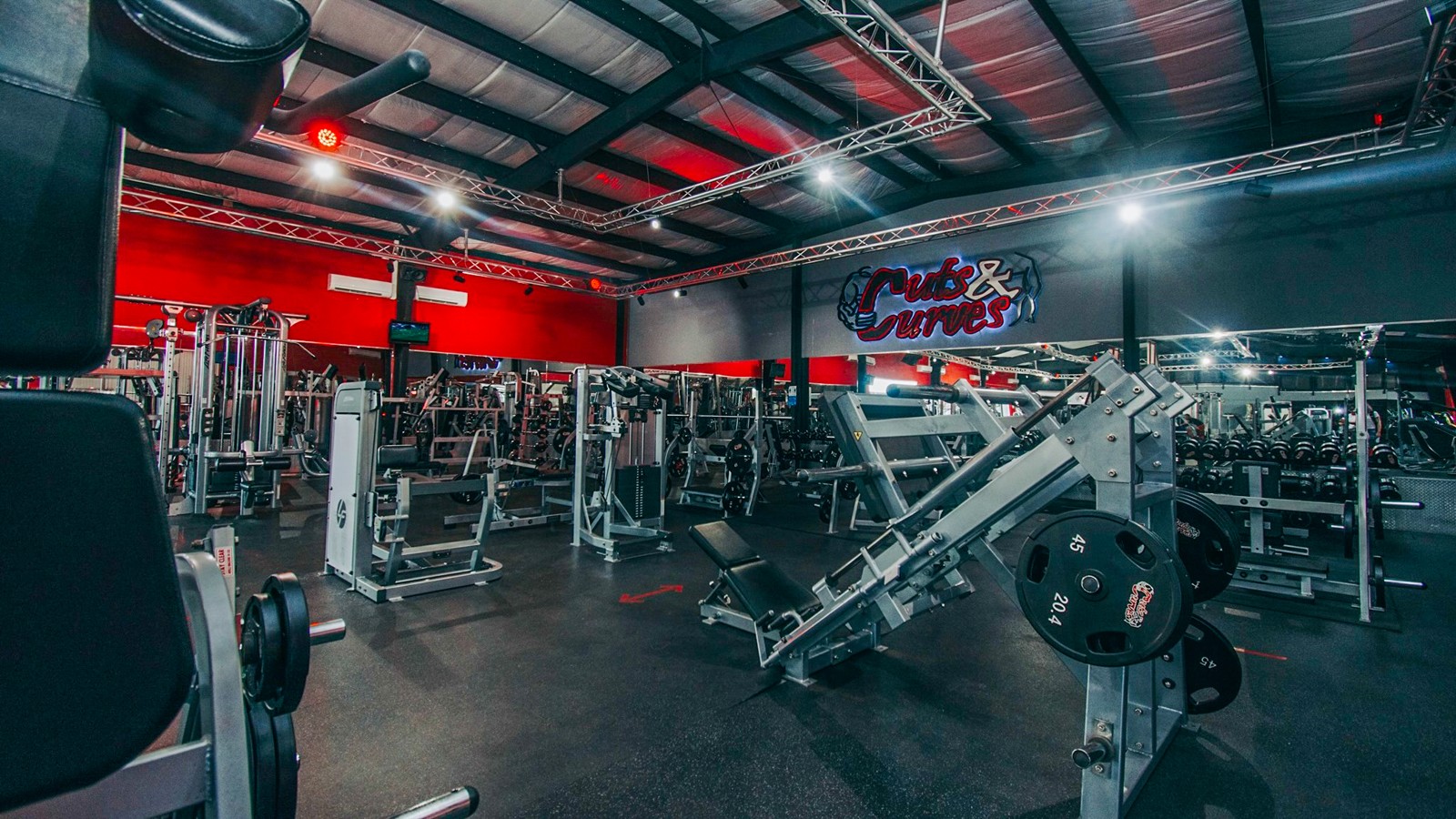 Cuts & Curves Fitness Center - Image 3