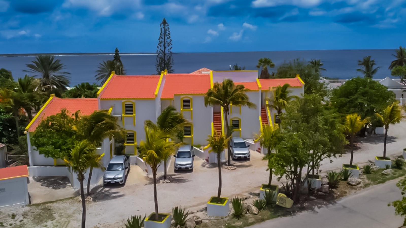 Divers Paradise Apartments - Image 1