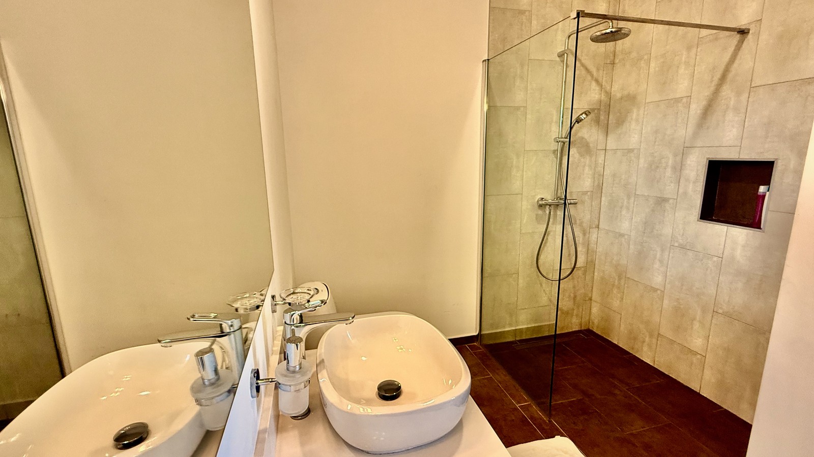 7. Secondary Bathroom F2 - Image 1