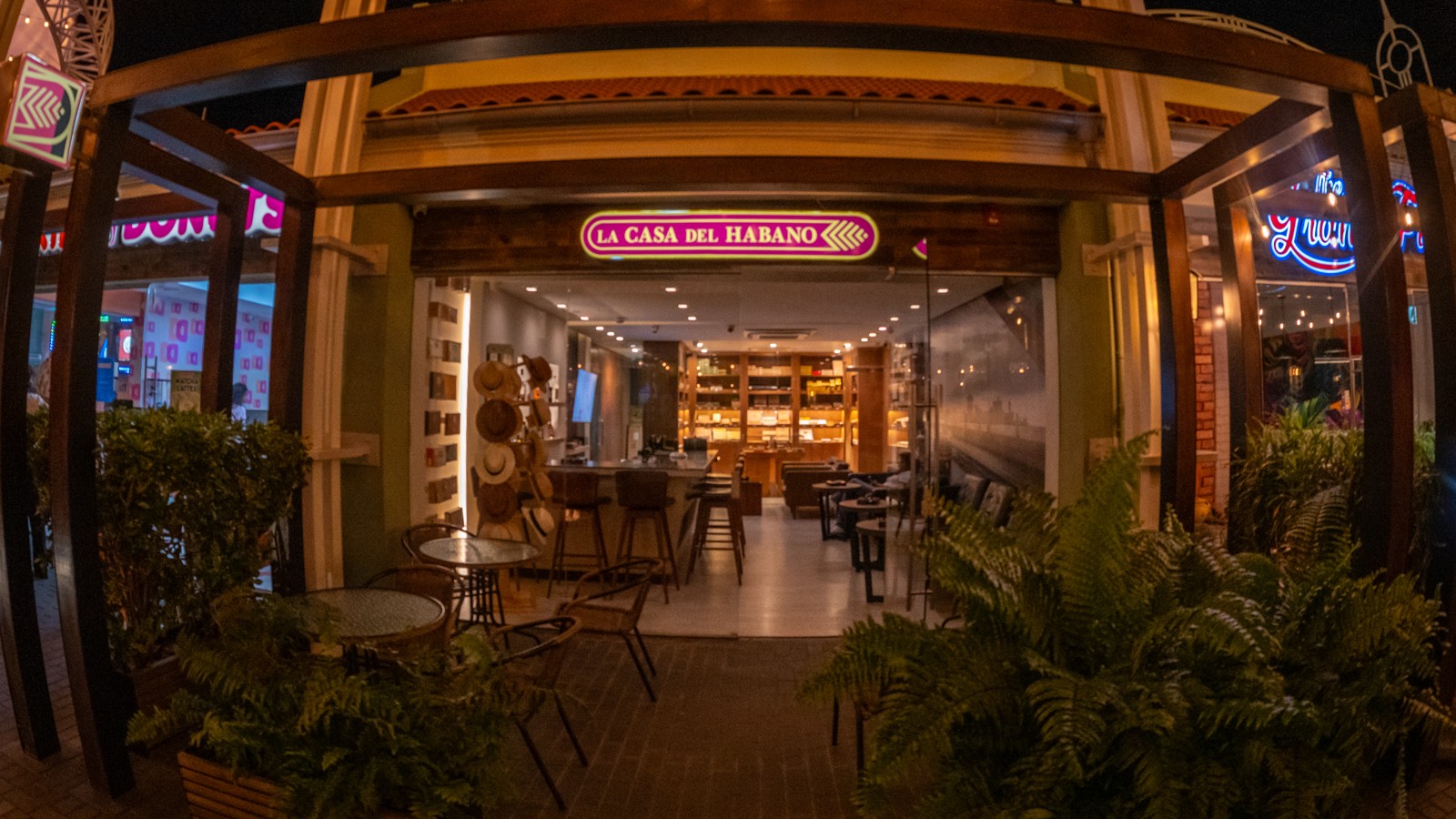 La Casa del Habano Aruba - Image 2