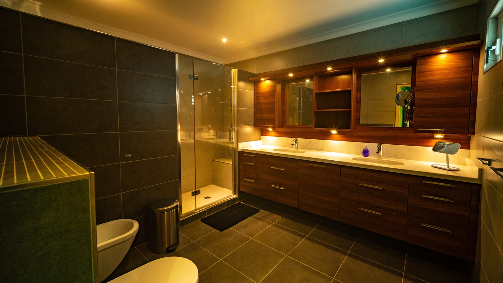 05. Bathrooms - Image 1