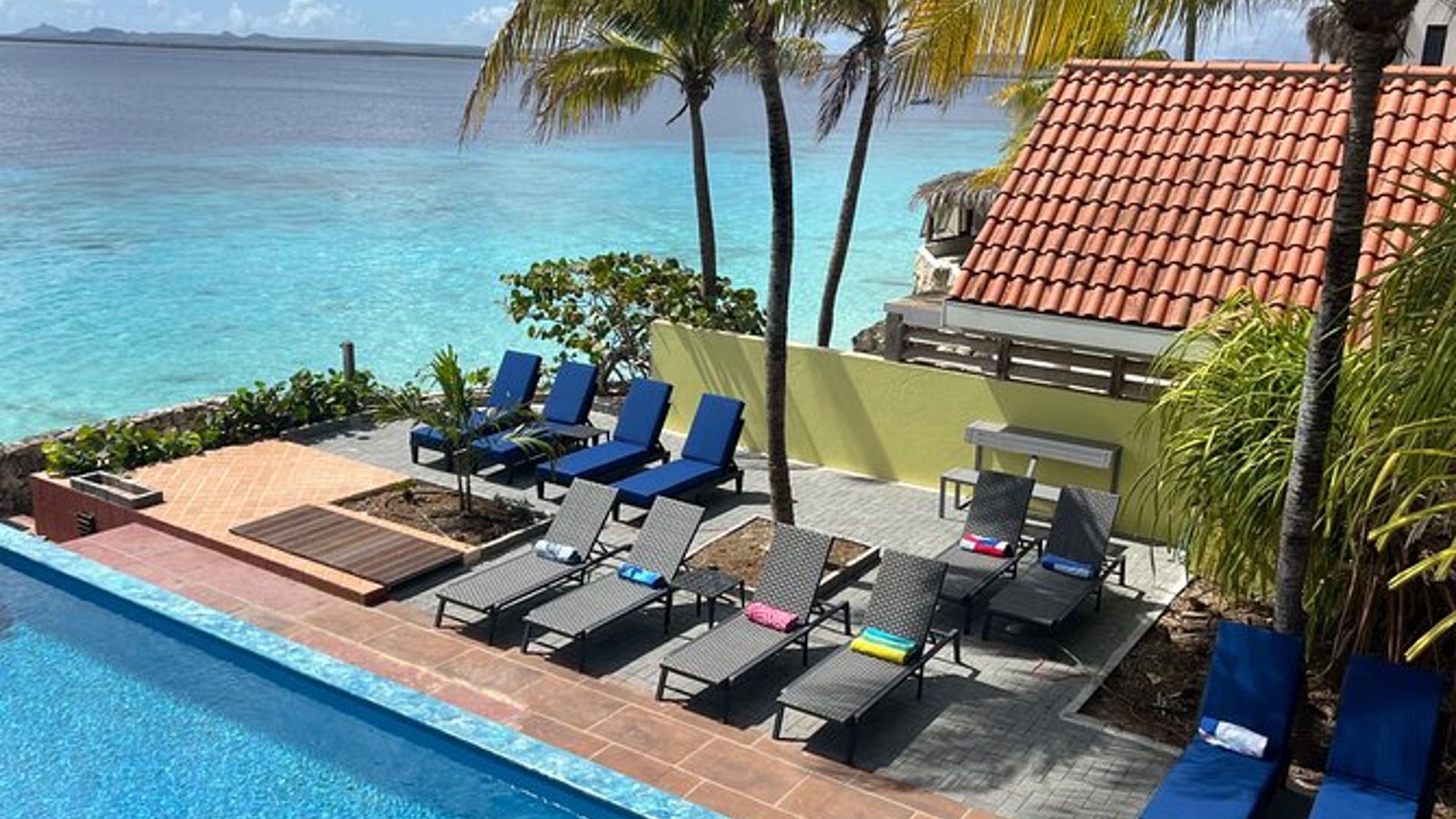 Villa 4 the day - Image 1